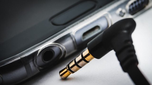 Headphone output of smartphone