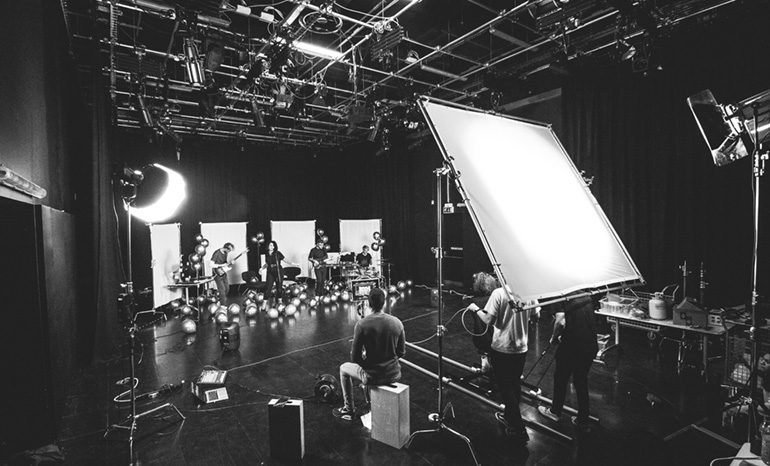 Harris Tomlinson-Spence production / behind the scenes