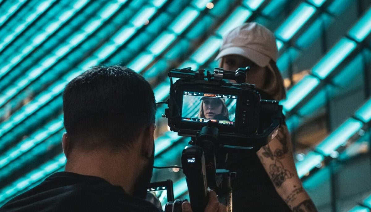 Filmmaking 101: Crafting Memorable Backdrops: Transforming Your Scenes
